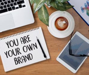 בניית מיתוג אישי קפה ומחשב YOU ARE your own brand